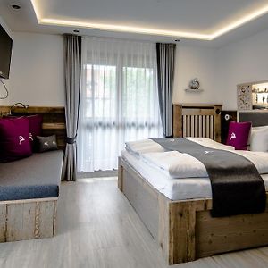 Zimmer mit Kingsize-Bett